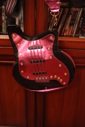 сумка в виде гитары, материал-дермантин, практически новая!